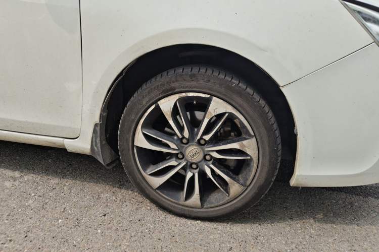 Used BYD Qin New Energy 2015 1.5T Dual-Crown Flagship Plus Edition Right Front Wheel Hub