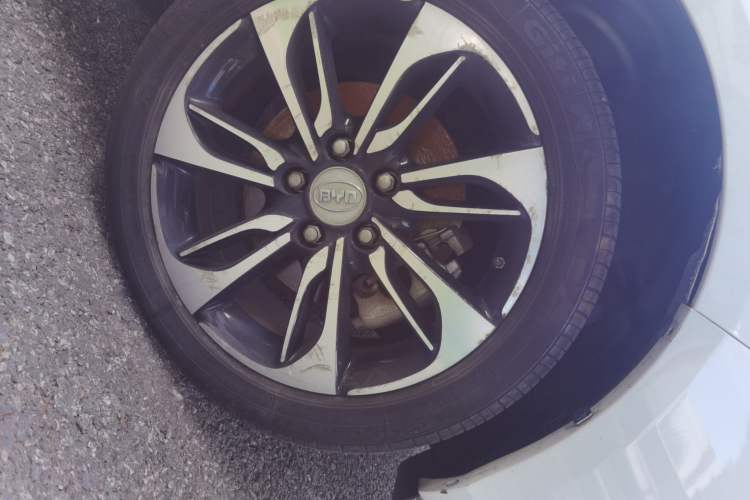 Used BYD Qin New Energy 2015 1.5T Dual-Crown Flagship Plus Edition Right Front Wheel Hub