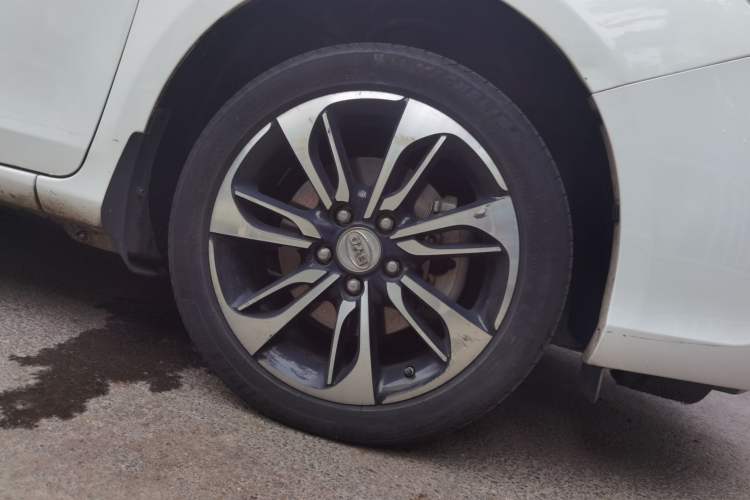 Used BYD Qin New Energy 2015 1.5T Dual-Crown Flagship Plus Edition Right Front Wheel Hub