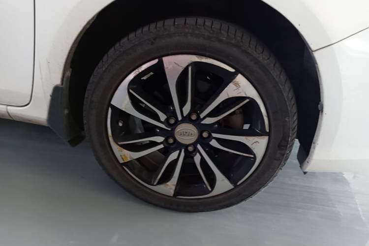 Used BYD Qin New Energy 2015 1.5T Dual-Crown Flagship Plus Edition Right Front Wheel Hub