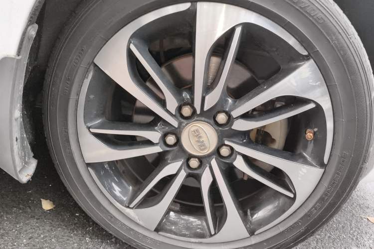 Used BYD Qin New Energy 2015 1.5T Dual-Crown Flagship Plus Edition Right Front Wheel Hub