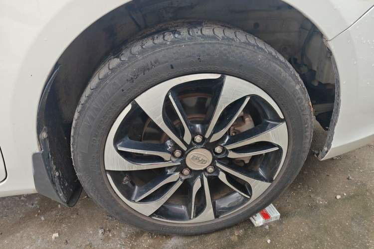 Used BYD Qin New Energy 2015 1.5T Dual-Crown Flagship Plus Edition Right Front Wheel Hub