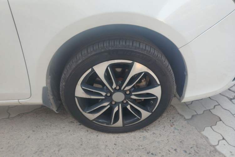 Used BYD Qin New Energy 2015 1.5T Dual-Crown Flagship Plus Edition Right Front Wheel Hub
