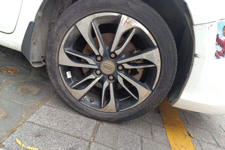 Used BYD Qin New Energy 2015 1.5T Dual-Crown Flagship Plus Edition Right Front Wheel Hub