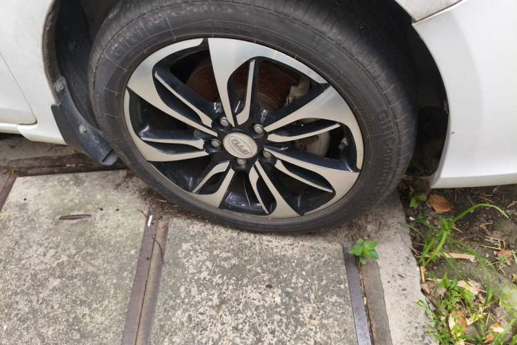 Used BYD Qin New Energy 2015 1.5T Dual-Crown Flagship Plus Edition Right Front Wheel Hub