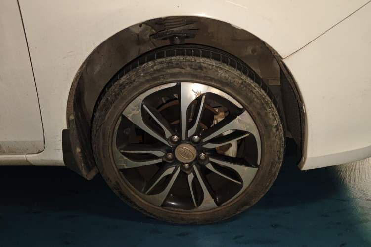 Used BYD Qin New Energy 2015 1.5T Dual-Crown Flagship Plus Edition Right Front Wheel Hub