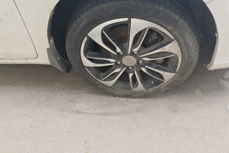Used BYD Qin New Energy 2015 1.5T Dual-Crown Flagship Plus Edition Right Front Wheel Hub