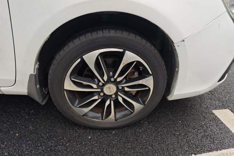 Used BYD Qin New Energy 2015 1.5T Dual-Crown Flagship Plus Edition Right Front Wheel Hub