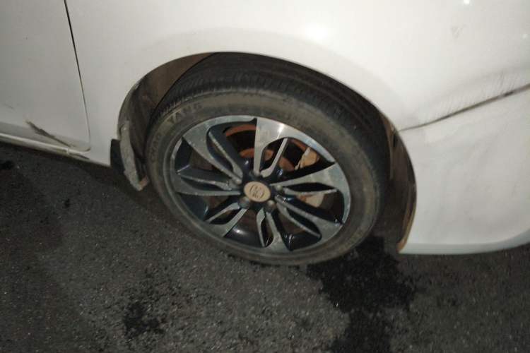 Used BYD Qin New Energy 2015 1.5T Dual-Crown Flagship Plus Edition Right Front Wheel Hub