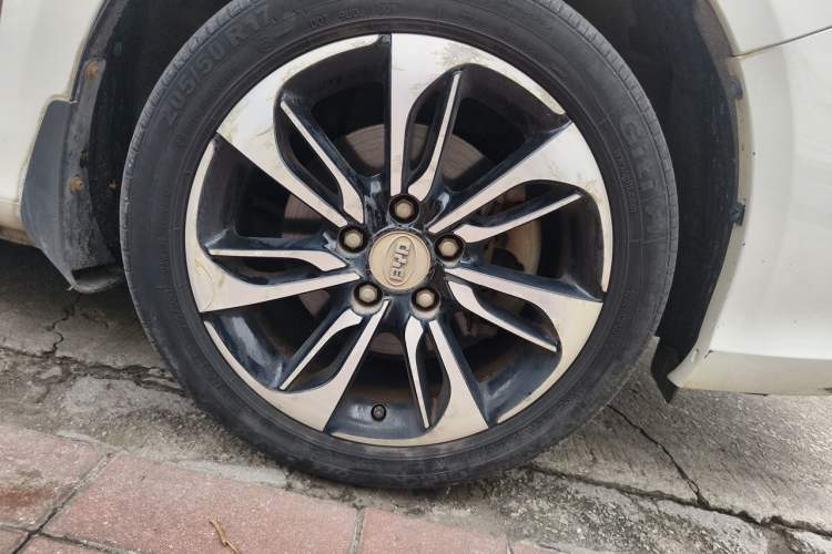 Used BYD Qin New Energy 2015 1.5T Dual-Crown Flagship Plus Edition Right Front Wheel Hub