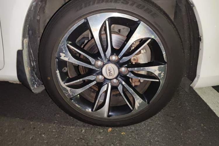 Used BYD Qin New Energy 2015 1.5T Dual-Crown Flagship Edition Right Front Wheel Hub