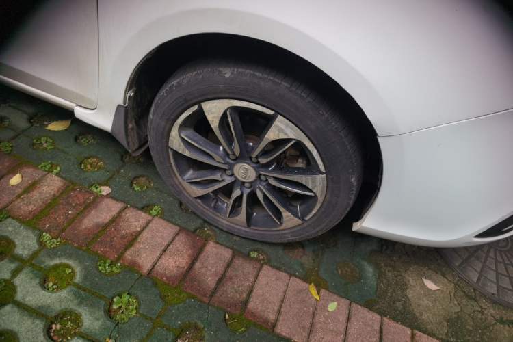 Used BYD Qin New Energy 2015 1.5T Dual-Crown Flagship Edition Right Front Wheel Hub