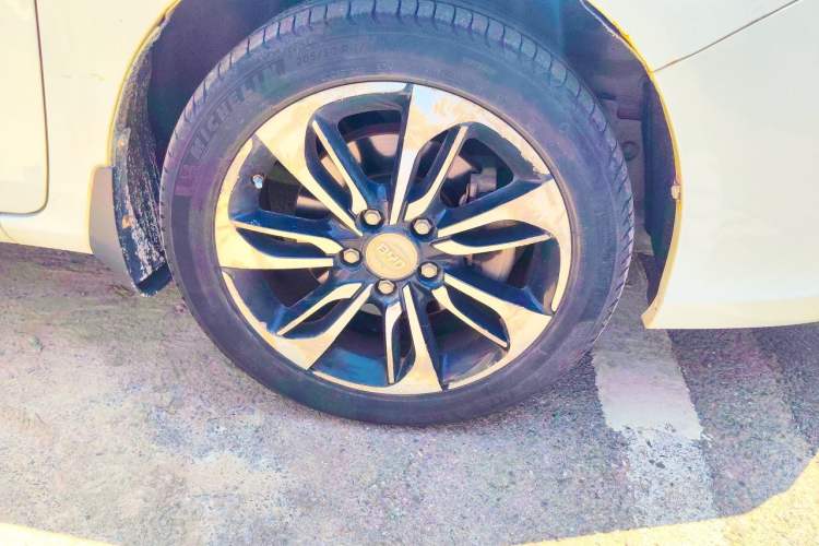 Used BYD Qin New Energy 2015 1.5T Dual-Crown Flagship Plus Edition Right Front Wheel Hub