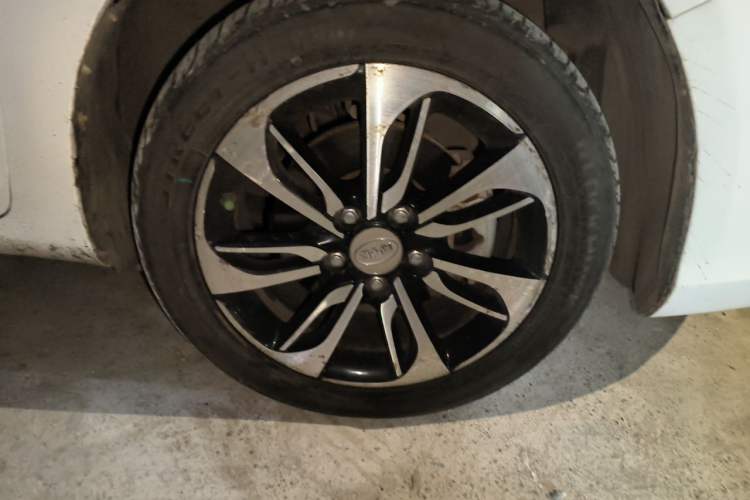 Used BYD Qin New Energy 2015 1.5T Dual-Crown Flagship Edition Right Front Wheel Hub
