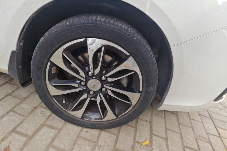 Used BYD Qin New Energy 2015 1.5T Dual-Crown Flagship Plus Edition Right Front Wheel Hub