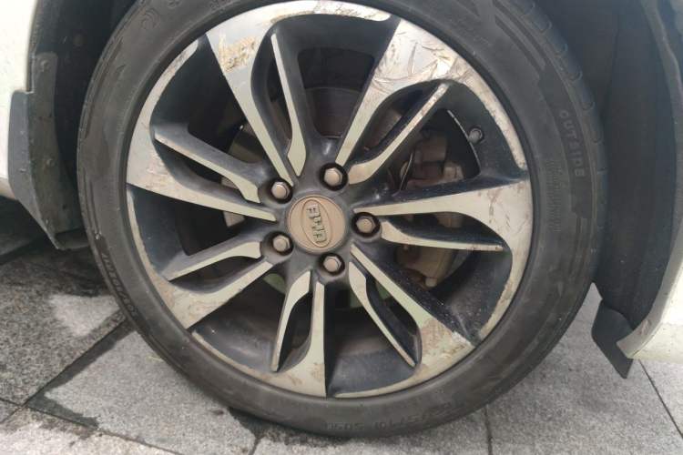 Used BYD Qin New Energy 2015 1.5T Dual-Crown Flagship Edition Right Front Wheel Hub