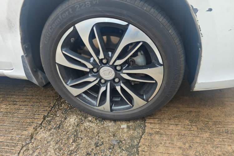 Used BYD Qin New Energy 2015 1.5T Dual-Crown Flagship Plus Edition Right Front Wheel Hub