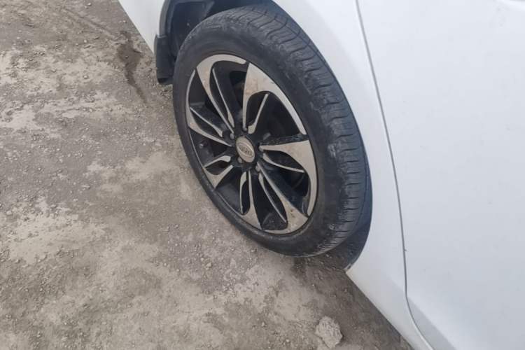 Used BYD Qin New Energy 2015 1.5T Dual-Crown Flagship Edition Right Rear Wheel Hub