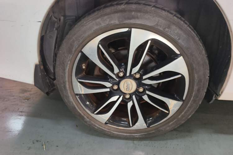 Used BYD Qin New Energy 2015 1.5T Dual-Crown Flagship Edition Right Rear Wheel Hub