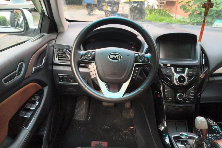 Used BYD Qin New Energy 2015 1.5T Dual-Crown Flagship Edition Steering Wheel