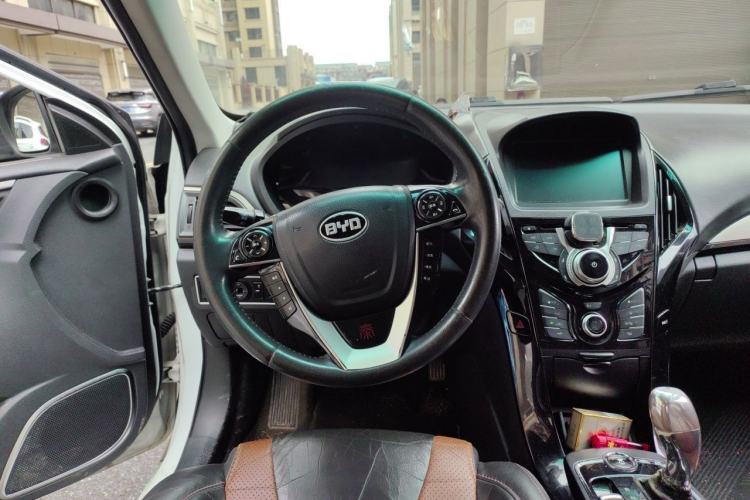 Used BYD Qin New Energy 2015 1.5T Dual-Crown Flagship Edition Steering Wheel