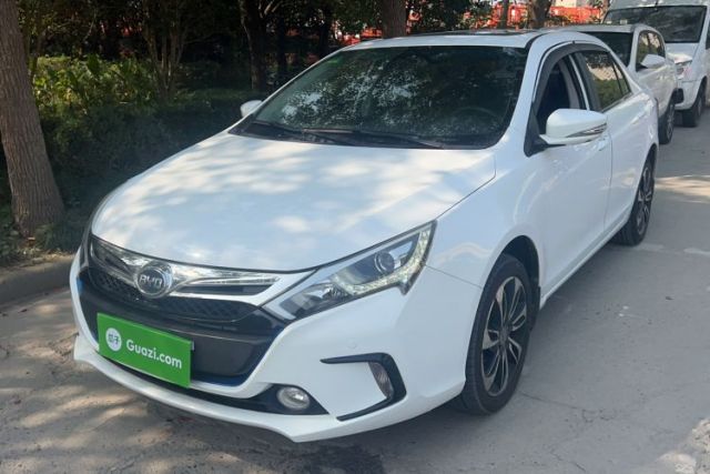 Ojetý BYD Qin New Energy 2015 1.5T Dual-Crown Flagship Plus Edition