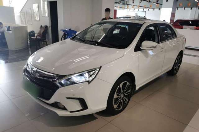 Ojetý BYD Qin New Energy 2015 1.5T Dual-Crown Flagship Plus Edition