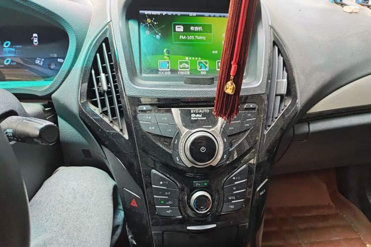 Used BYD Qin New Energy 2015 1.5T Dual-Crown Flagship Plus Edition Audio And AC Panel