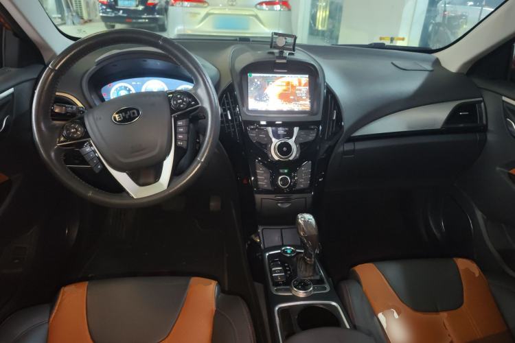 Used BYD Qin New Energy 2015 1.5T Dual-Crown Flagship Plus Edition Center Console
