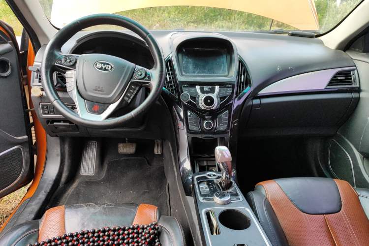 Used BYD Qin New Energy 2015 1.5T Dual-Crown Flagship Plus Edition Center Console