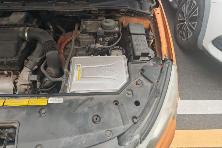 Used BYD Qin New Energy 2015 1.5T Dual-Crown Flagship Plus Edition Engine Bay Left