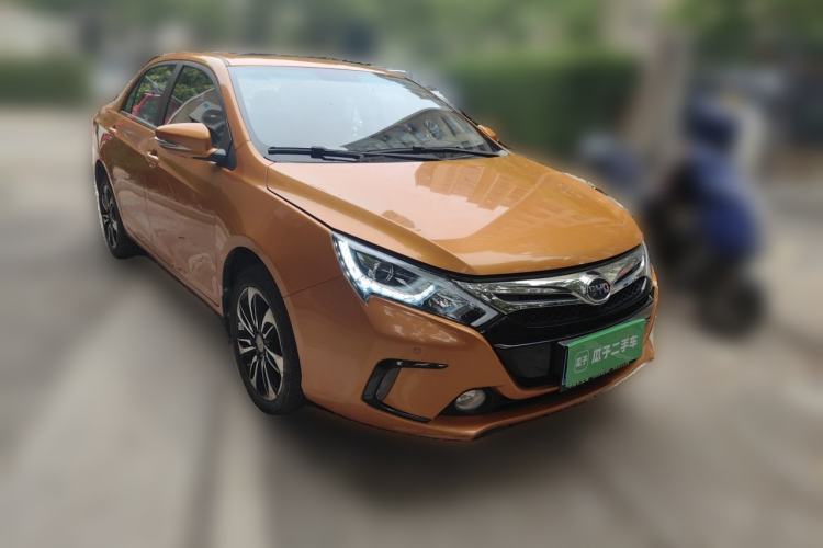 Used BYD Qin New Energy 2015 1.5T Dual-Crown Flagship Plus Edition Front Right 45 Deg