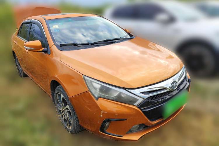 Used BYD Qin New Energy 2015 1.5T Dual-Crown Flagship Plus Edition Front Right 45 Deg