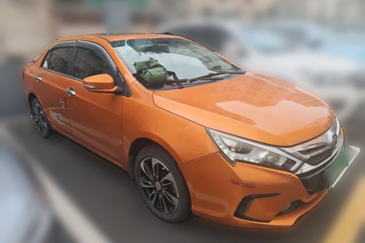 Used BYD Qin New Energy 2015 1.5T Dual-Crown Flagship Plus Edition Front Right 45 Deg