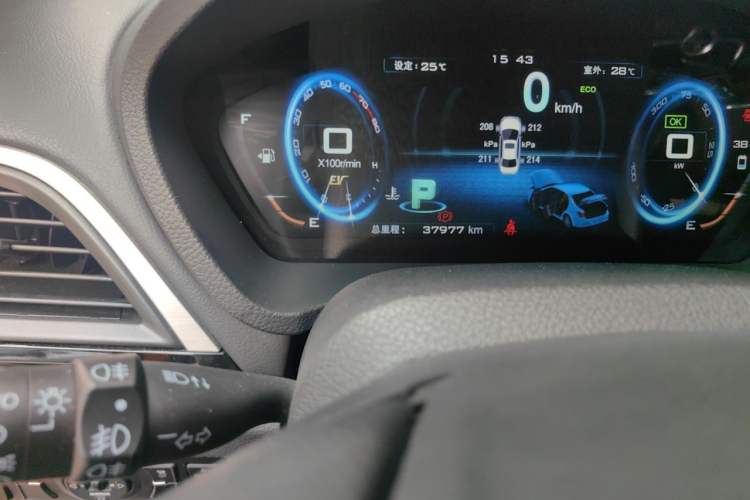Used BYD Qin New Energy 2015 1.5T Dual-Crown Flagship Plus Edition Odometer Close Up