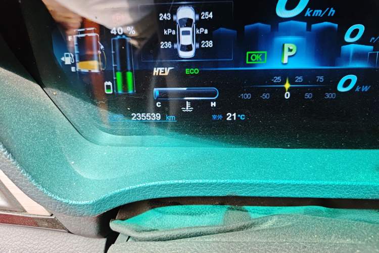 Used BYD Qin New Energy 2015 1.5T Dual-Crown Flagship Plus Edition Odometer Close Up