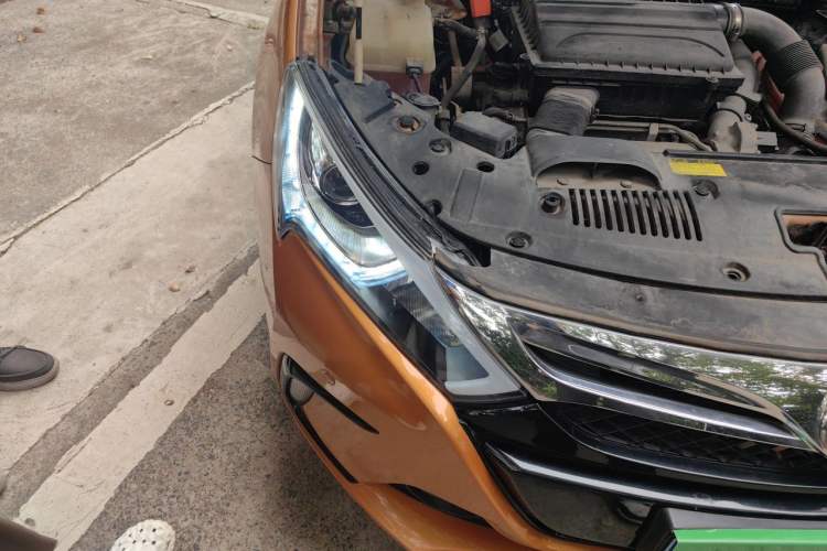 Used BYD Qin New Energy 2015 1.5T Dual-Crown Flagship Plus Edition Right Front Headlight
