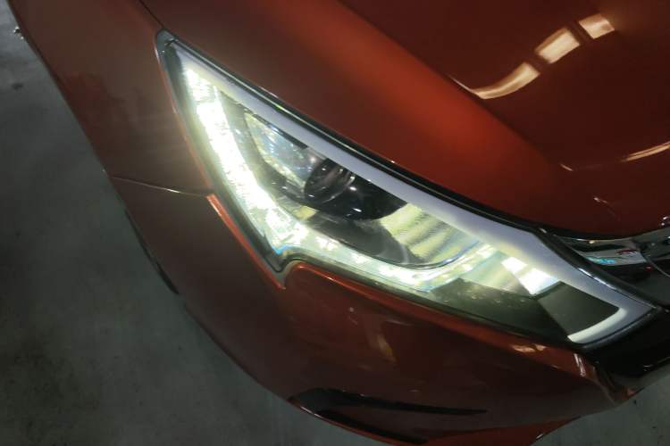 Used BYD Qin New Energy 2015 1.5T Dual-Crown Flagship Plus Edition Right Front Headlight