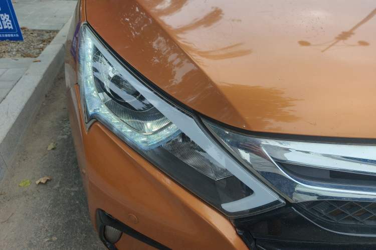 Used BYD Qin New Energy 2015 1.5T Dual-Crown Flagship Plus Edition Right Front Headlight