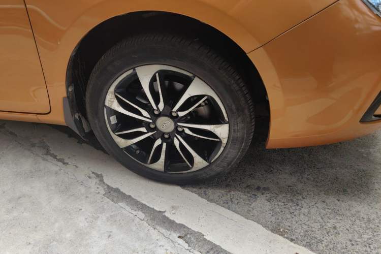 Used BYD Qin New Energy 2015 1.5T Dual-Crown Flagship Plus Edition Right Front Wheel Hub