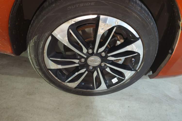 Used BYD Qin New Energy 2015 1.5T Dual-Crown Flagship Plus Edition Right Front Wheel Hub