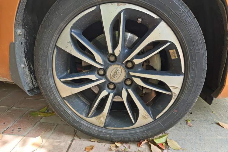 Used BYD Qin New Energy 2015 1.5T Dual-Crown Flagship Plus Edition Right Front Wheel Hub