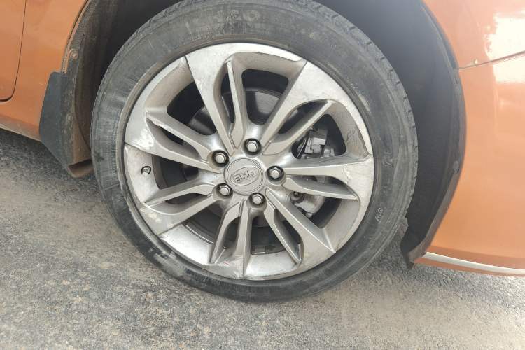 Used BYD Qin New Energy 2015 1.5T Dual-Crown Flagship Plus Edition Right Front Wheel Hub
