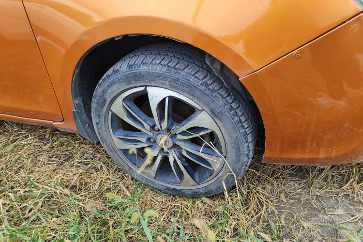 Used BYD Qin New Energy 2015 1.5T Dual-Crown Flagship Plus Edition Right Front Wheel Hub