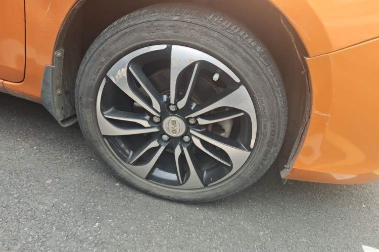 Used BYD Qin New Energy 2015 1.5T Dual-Crown Flagship Plus Edition Right Front Wheel Hub
