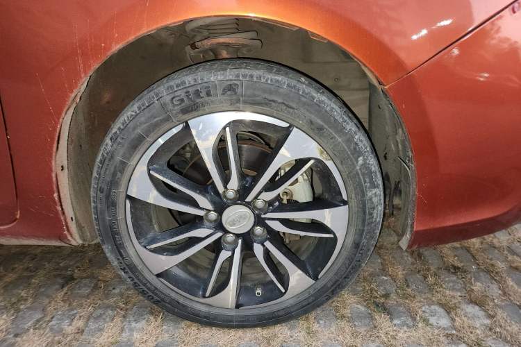Used BYD Qin New Energy 2015 1.5T Dual-Crown Flagship Plus Edition Right Front Wheel Hub