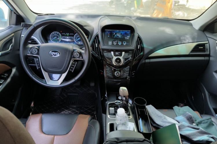 Used BYD Qin New Energy 2016 Qin EV300 Prestige Model Center Console