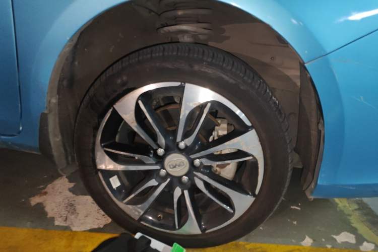 Used BYD Qin New Energy 2016 Qin EV300 Flagship Model Right Front Wheel Hub
