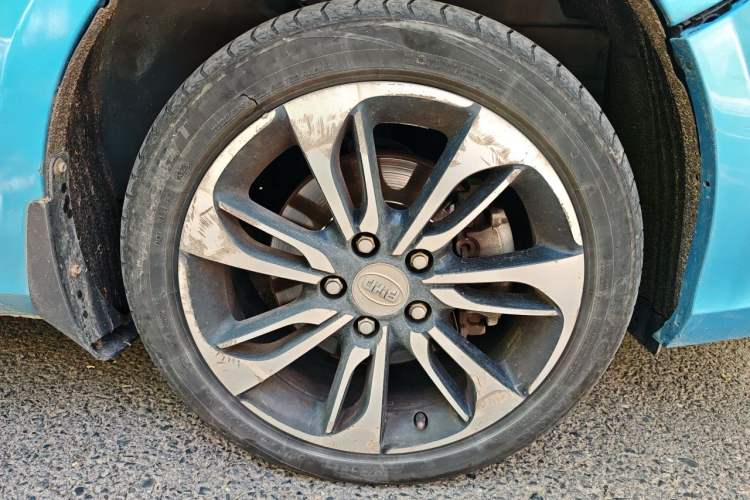 Used BYD Qin New Energy 2016 Qin EV300 Prestige Model Right Front Wheel Hub