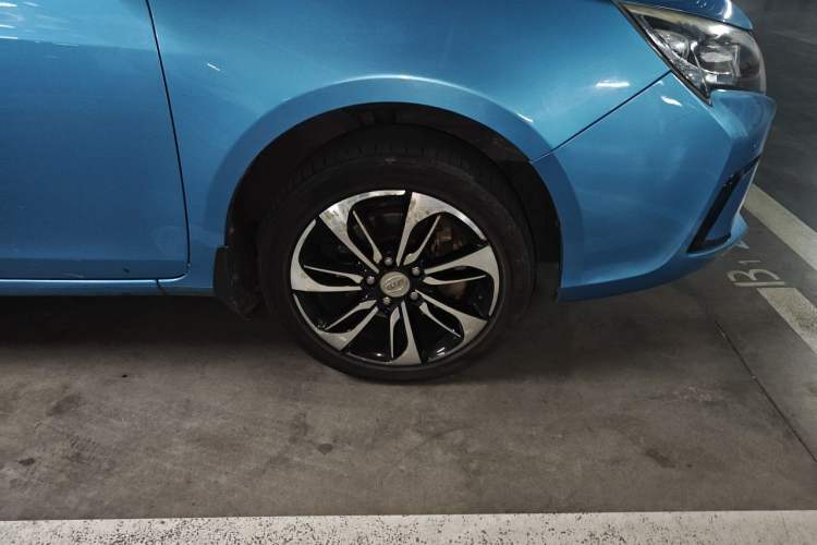 Used BYD Qin New Energy 2016 Qin EV300 Prestige Model Right Front Wheel Hub